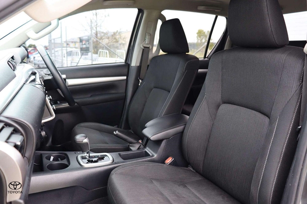 2022 Toyota Hilux 4x4 SR5 image 16