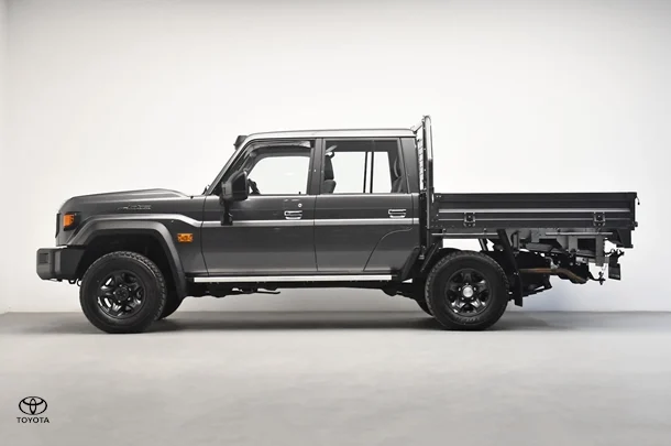 2025 Toyota LC Military GXL image 4