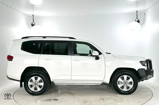 2023 Toyota Landcruiser GXL image 10