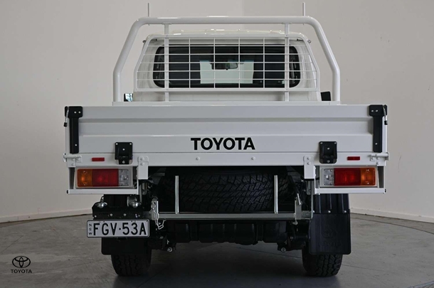 2025 Toyota LC Military GXL image 6