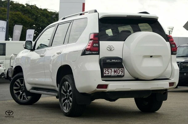 2021 Toyota Prado VX image 3