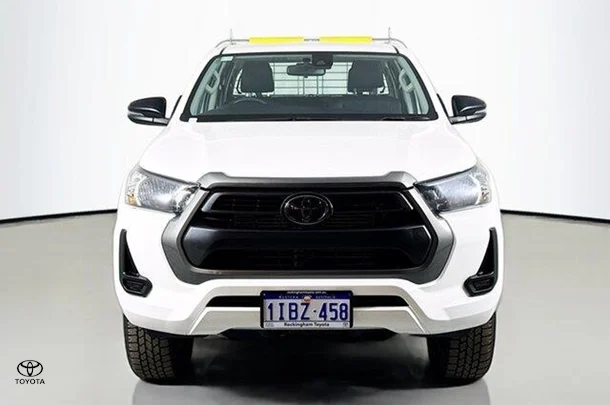 2023 Toyota Hilux SR image 2