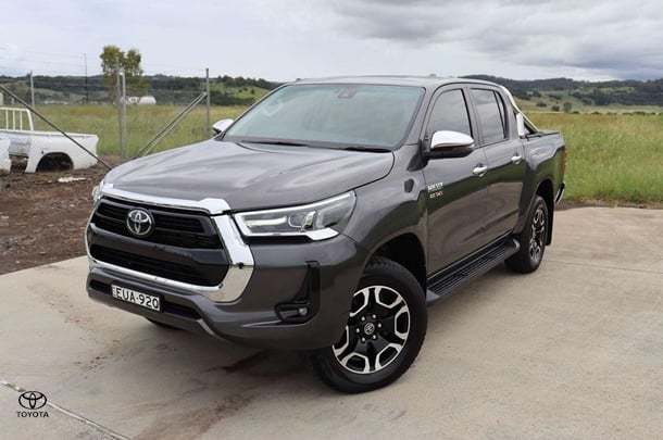 2022 Toyota Hilux 4x4 SR5 image 3