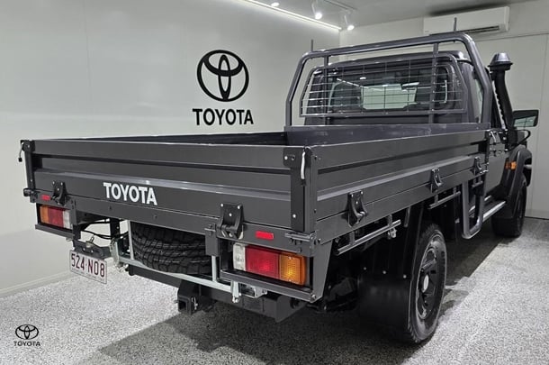 2023 Toyota LC Military GXL image 2