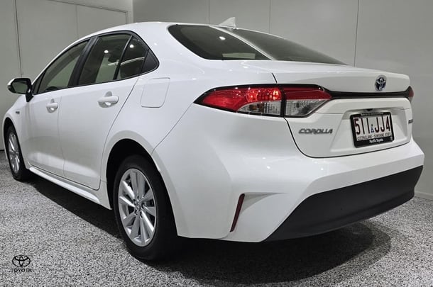 2024 Toyota COROLLA SEDAN HYBRID Ascent Sport image 5
