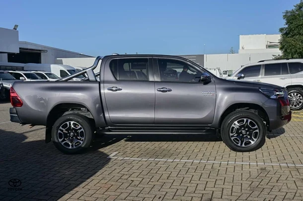 2023 Toyota HILUX SR5 image 3