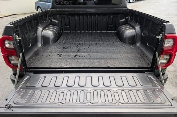 2022 Toyota Hilux SR5 image 11