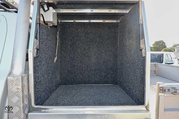 2021 Toyota HILUX SR5 image 11