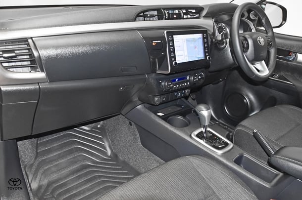 2024 Toyota Hilux 4x4 SR5 image 15
