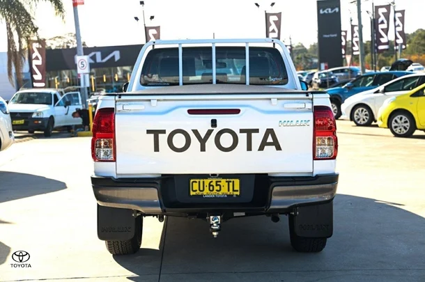 2019 Toyota Hilux 4x2 SR image 5
