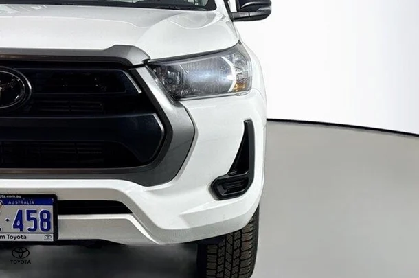 2023 Toyota Hilux SR image 3