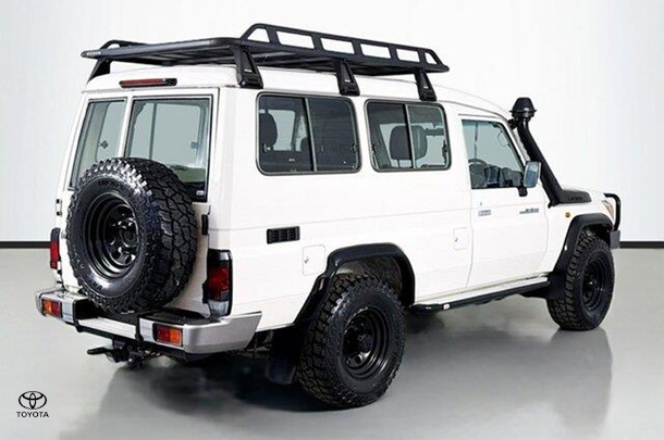 2021 Toyota LANDCRUISER MILITARY GXL image 9