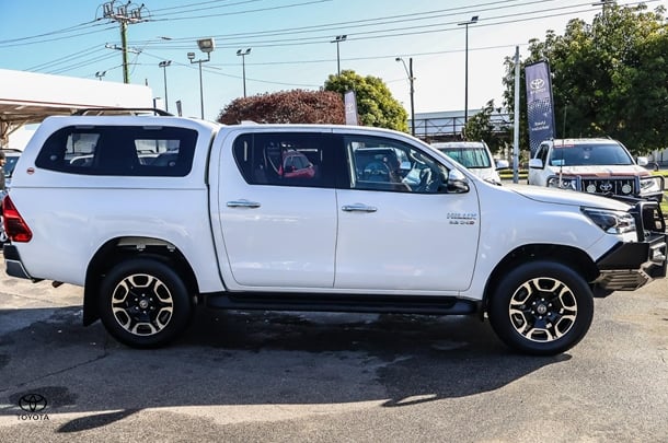 2023 Toyota HILUX SR5 image 3