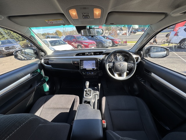 2023 Toyota Hilux SR5 image 17