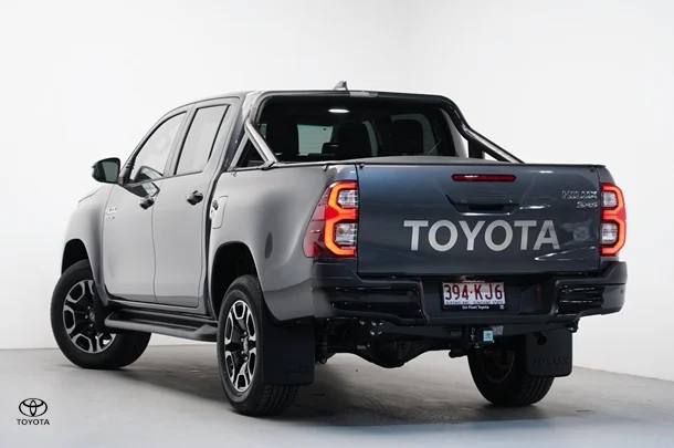 2024 Toyota Hilux 4x4 SR5 image 4