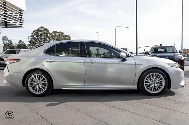 2018 Toyota CAMRY SL image 3