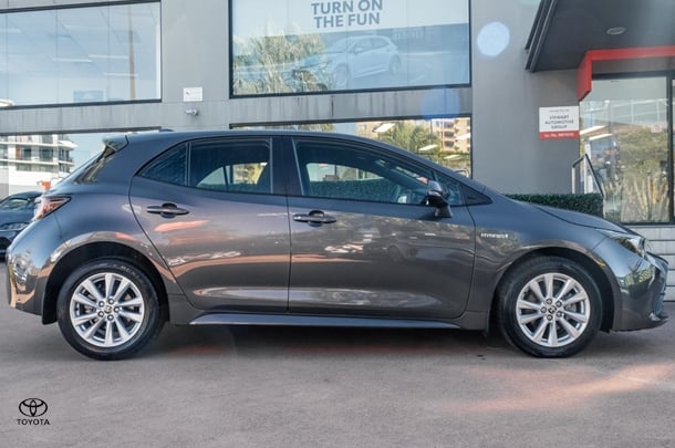 2024 TOYOTA Corolla Hatch Hybrid Ascent Sport image 3