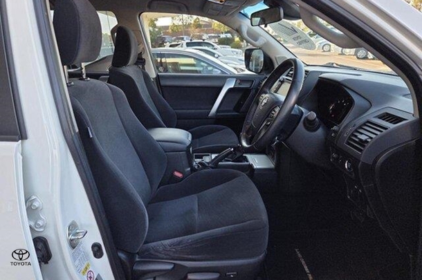 2017 Toyota Prado GXL image 14