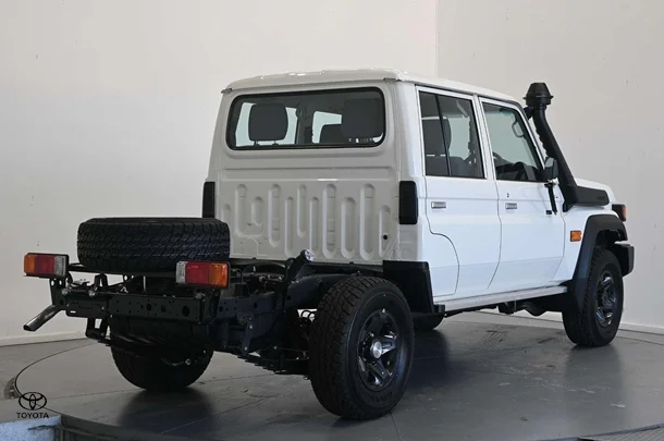2025 Toyota LC Military GXL image 4