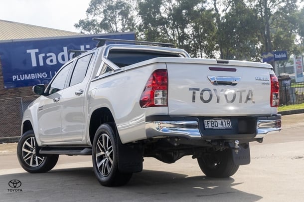 2019 Toyota HILUX SR5 image 2