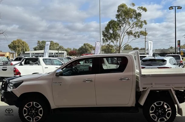 2020 Toyota Hilux SR5 image 5