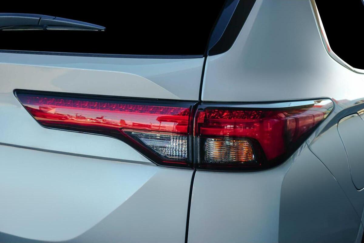 2024 Mitsubishi Outlander PHEV Exceed Tourer ZM Auto AWD MY24 image 9