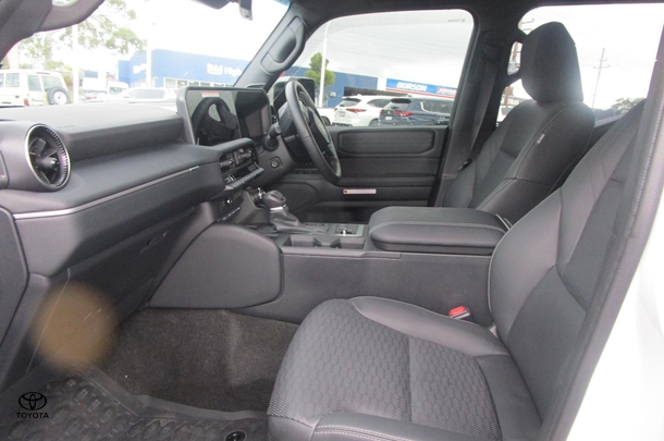 2024 Toyota Prado VX image 11