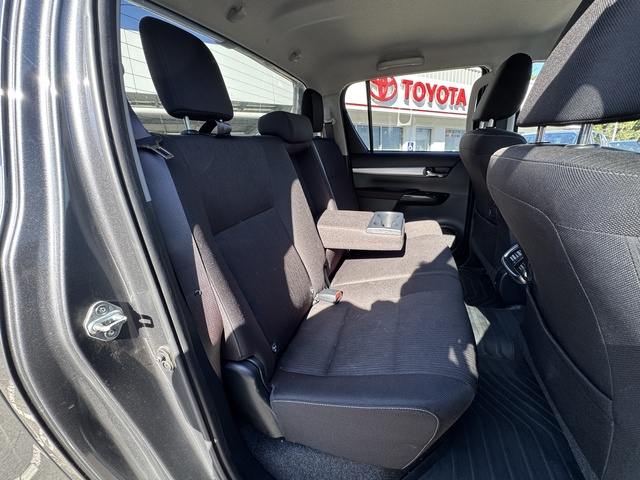 2023 Toyota Hilux SR5 image 18