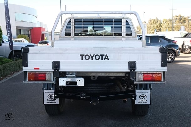 2022 Toyota Hilux SR5 image 4
