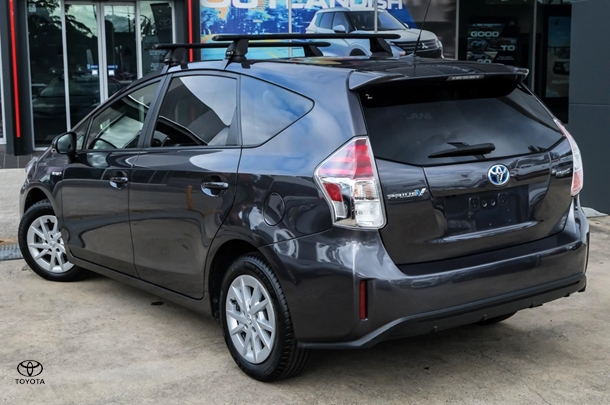 2020 Toyota Prius v L1 image 2