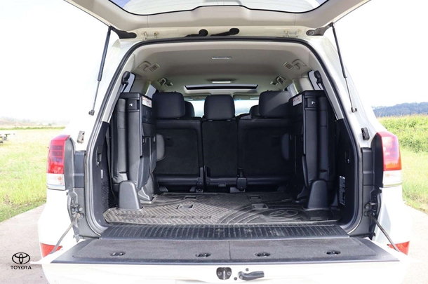 2020 Toyota Landcruiser VX image 14