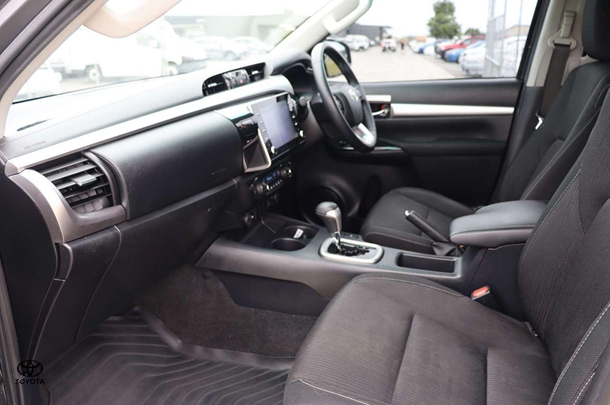 2022 Toyota Hilux 4x4 SR5 image 15