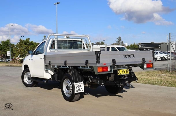 2024 Toyota Hilux 4x4 SR image 4