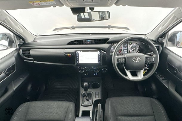 2022 Toyota Hilux SR image 2