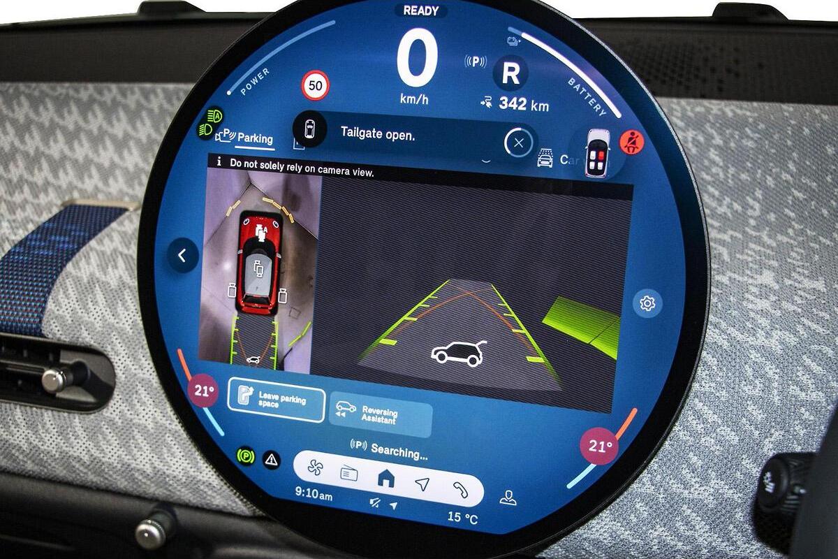 2024 MINI Cooper SE Favoured Auto image 13