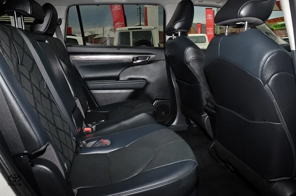 2021 Toyota KLUGER AWD GRANDE image 9