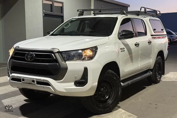 2020 Toyota Hilux SR image 3