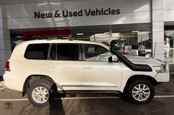 2017 Toyota Landcruiser Sahara image 2