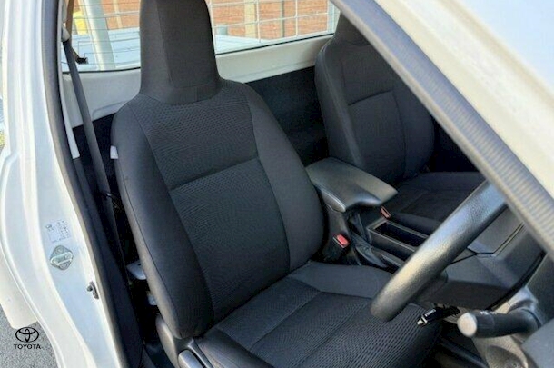 2022 Toyota HILUX SR image 17