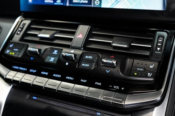 2023 Toyota Landcruiser VX image 24