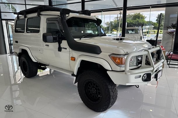 2023 Toyota LC Military GXL image 1
