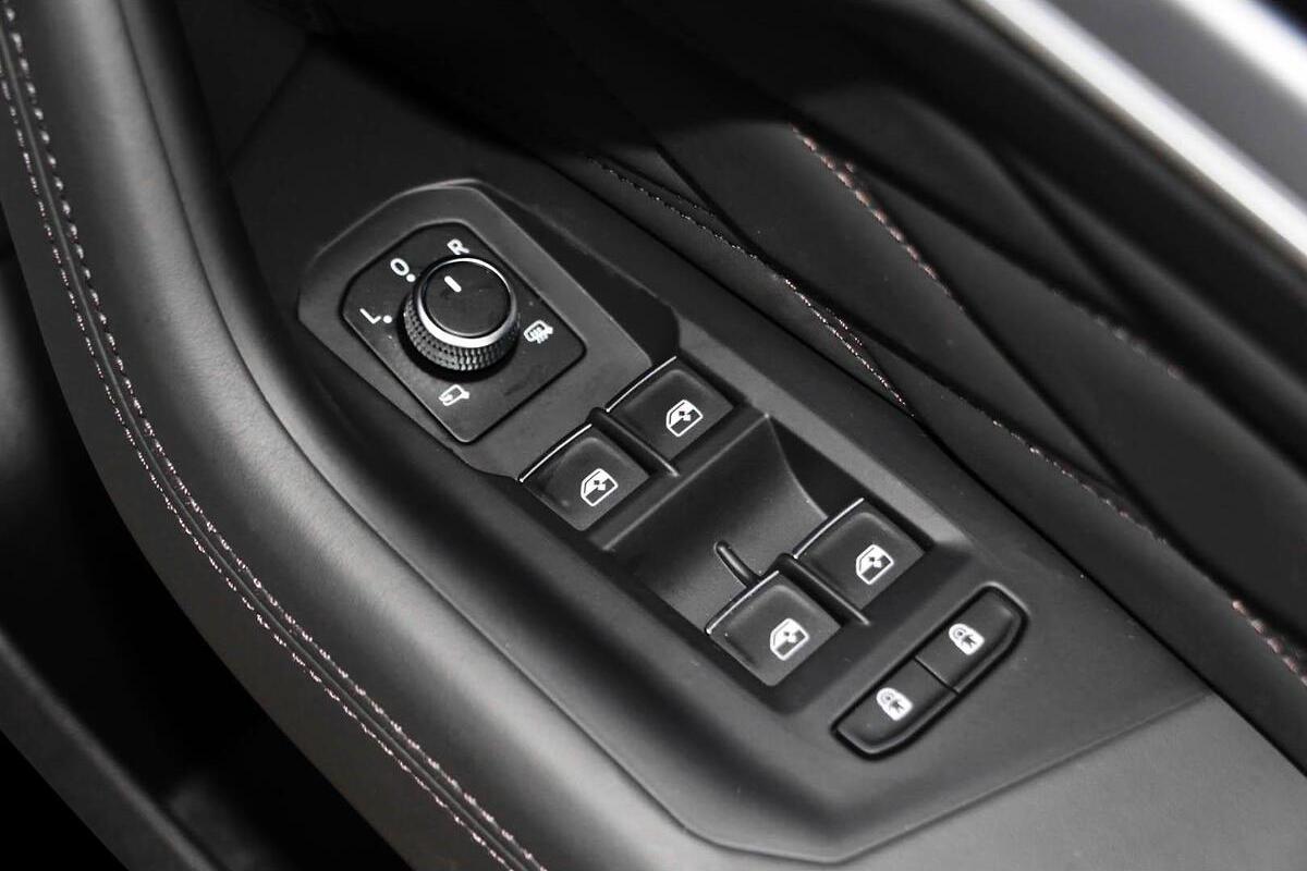 2024 Volkswagen Touareg R RC Auto 4MOTION MY24 image 19