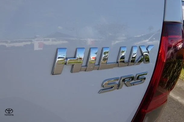 2018 Toyota Hilux SR5 image 10