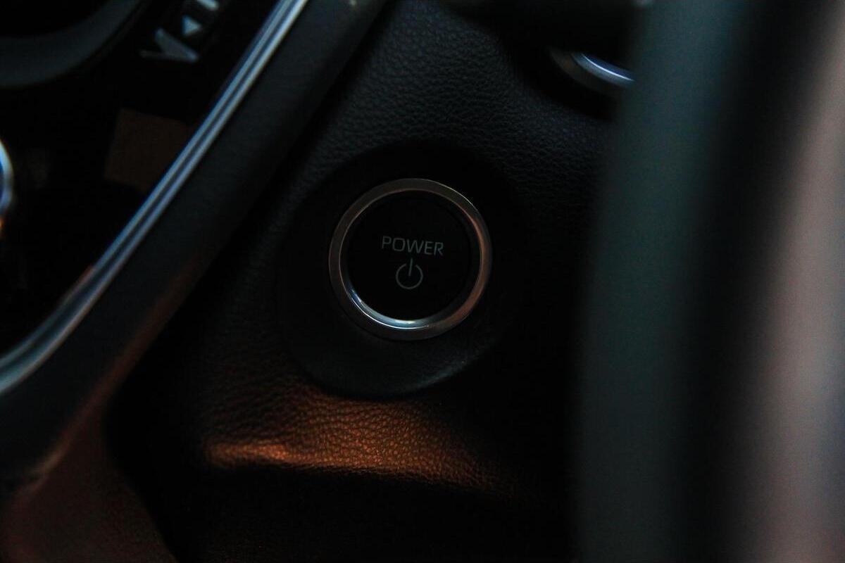 2025 Toyota Corolla Cross GXL Auto eFour image 16