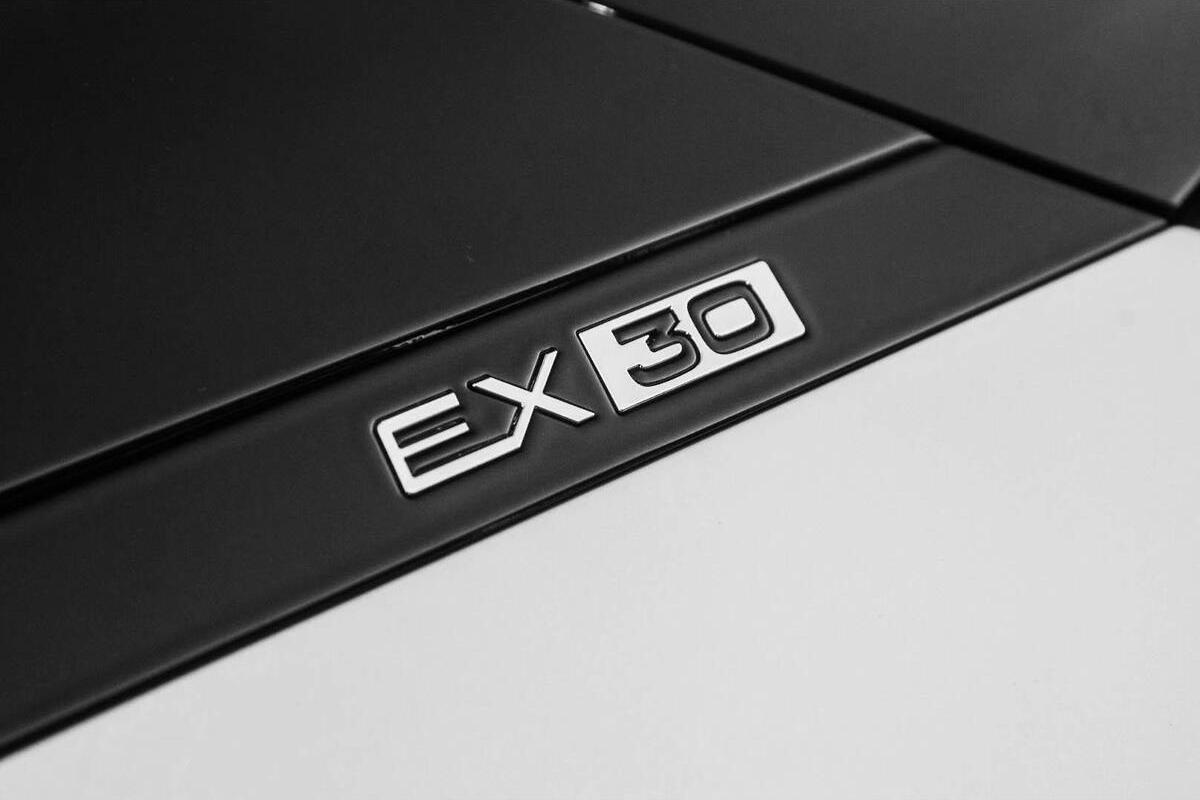 2024 Volvo EX30 Single Motor Extended Range Plus Auto MY25 image 11