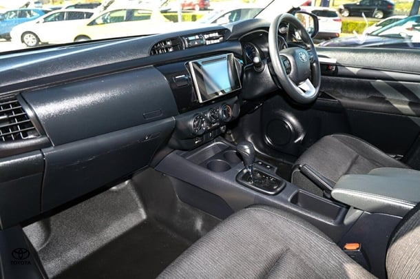 2019 Toyota Hilux 4x2 SR image 10