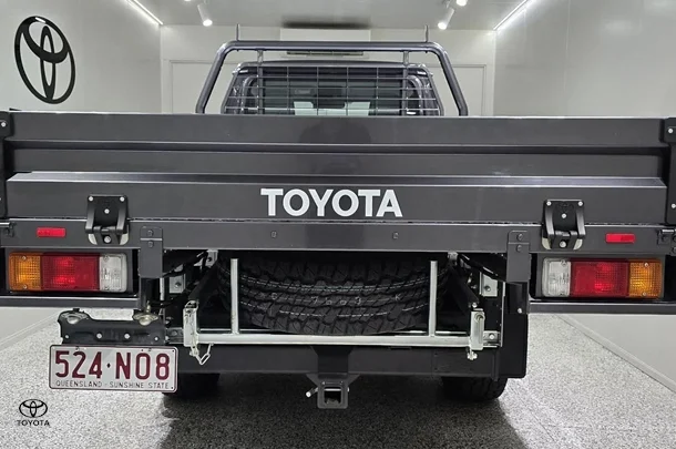 2023 Toyota LC Military GXL image 3