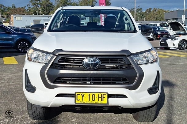 2020 Toyota Hilux 4x4 SR image 2