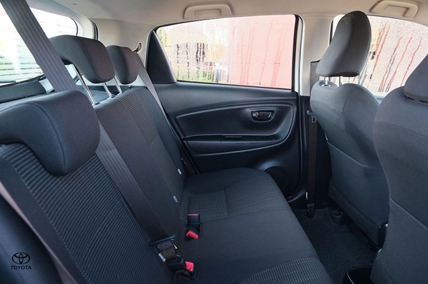 2017 Toyota Yaris Ascent image 11