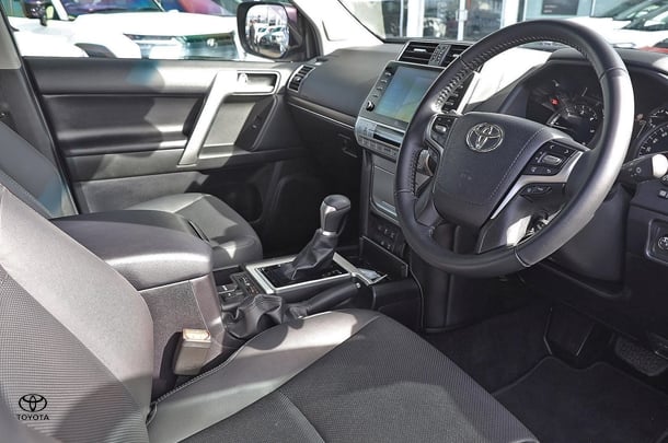 2023 Toyota Prado VX image 2